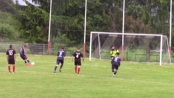 Foto: Matúš Vasko premieňa penaltu proti brankárovi Rudolfovi Dupkalovi v zápase Terňa - Žipov 5:2, 30.5.2021