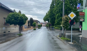 Požiarnícka ulica pred zavedením Zóny 3 rezidenčného parkovania