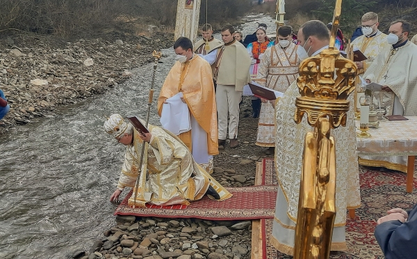 Na sviatok Bohozjavenia požehnal vodu v potoku